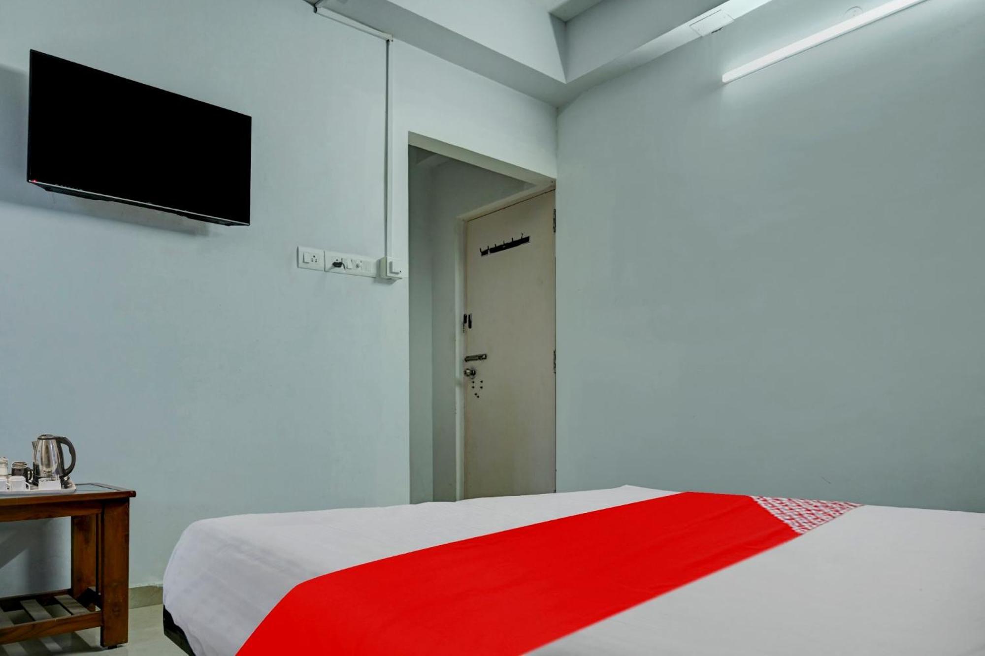 Live As Chn727 Hotel Gūduvāncheri Buitenkant foto